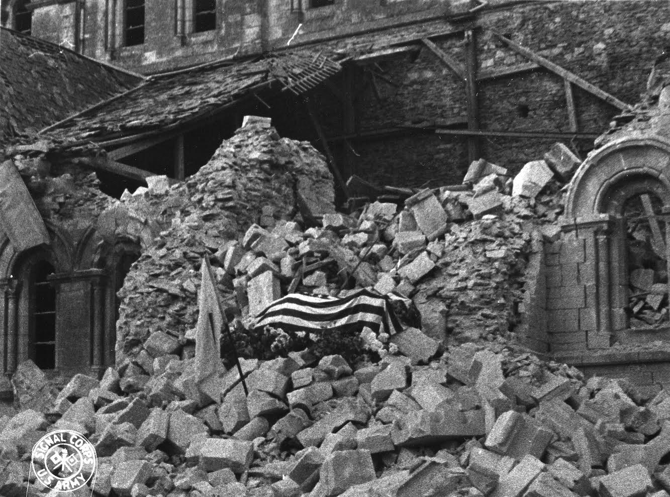 Image of: Major Howie's body was symbolically laid on the rubble of St. Croix Cathedral.