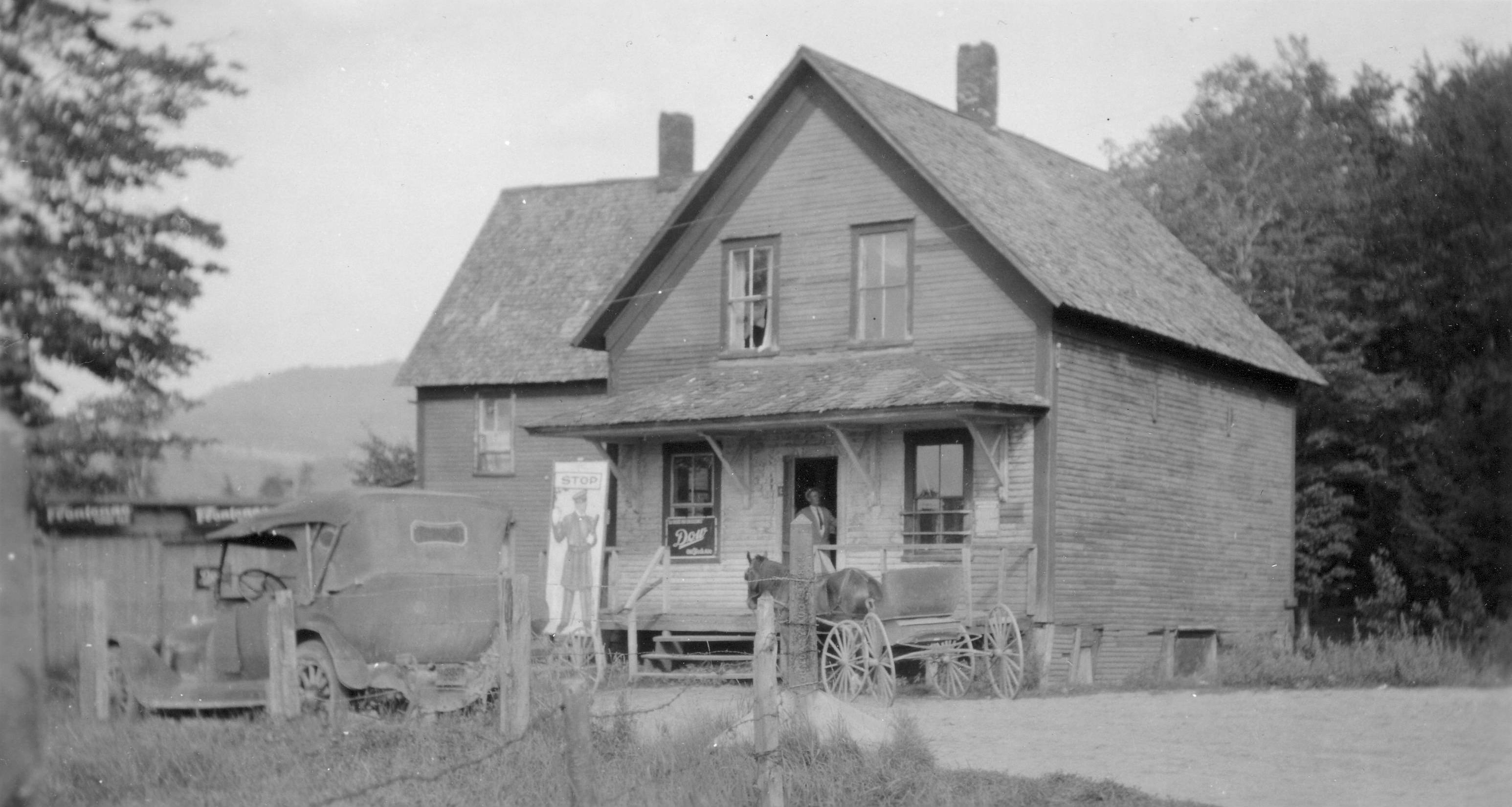 photo of Labont's Line house with a car and horse drawn buggy in front