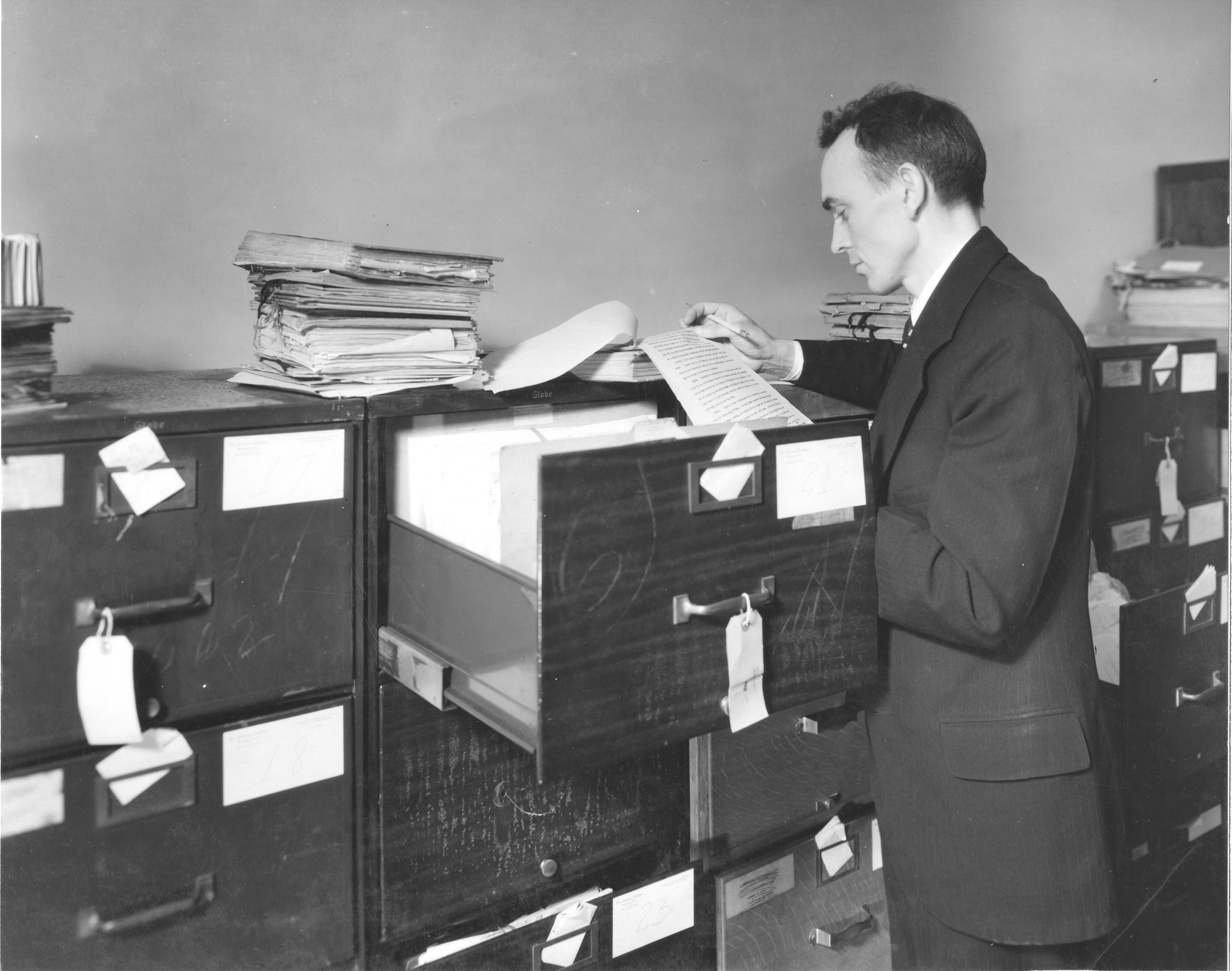 64-NA-195 Almon R. Wright in Div. of Classification and Cataloging, 1937