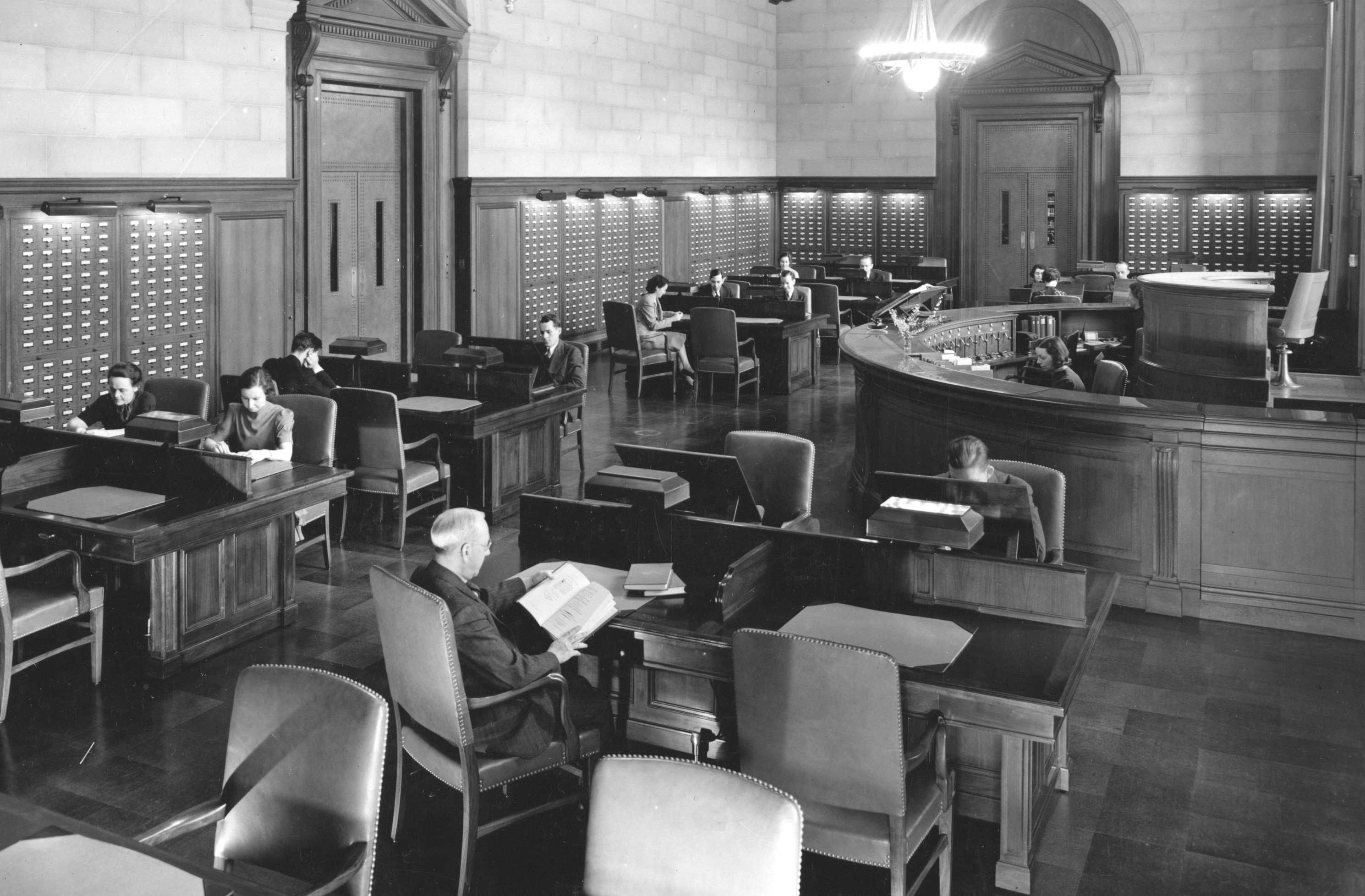 64-NA-205 Central Search Room with Visitors, April 5, 1938 - cropped