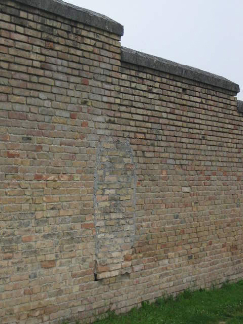 holeinthewall1_smx