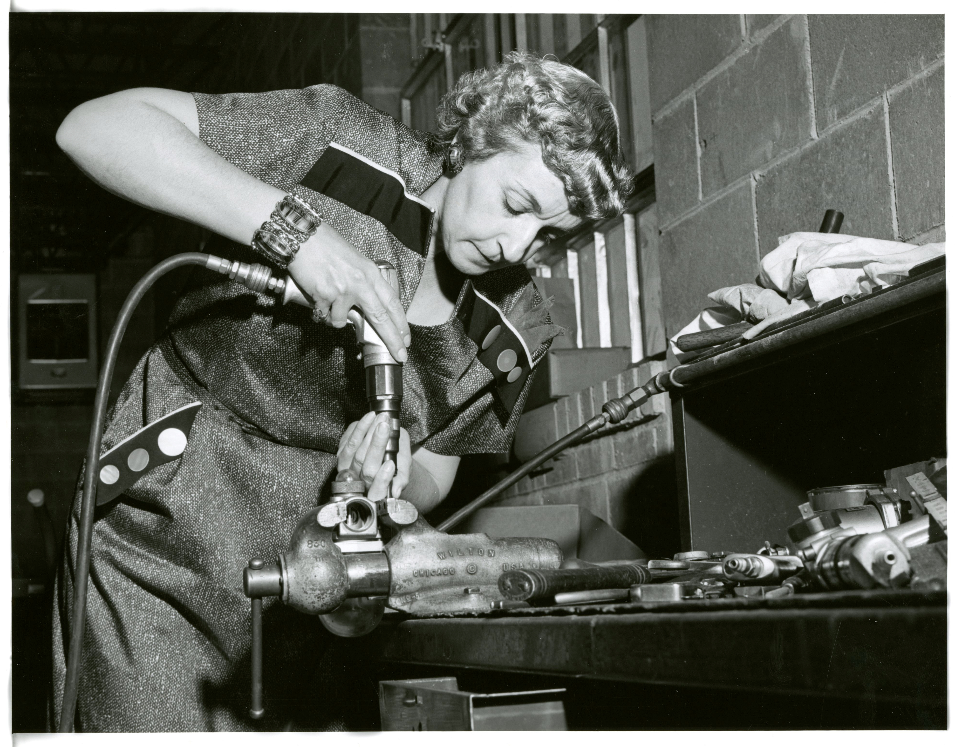 engineer-dec58-001.jpg